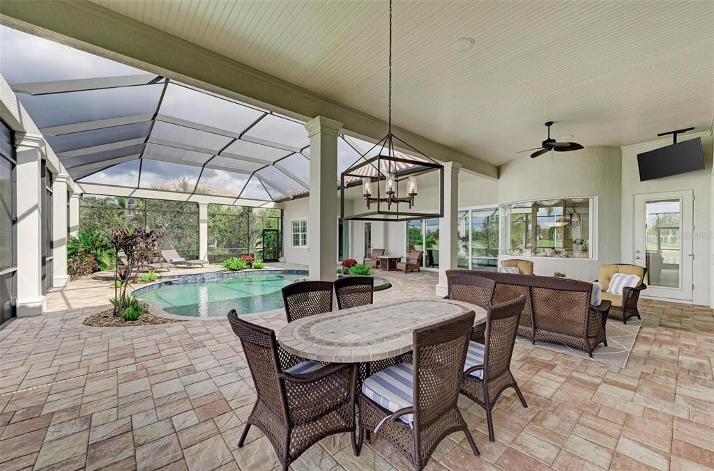 FOUNDERS CLUB - Residential