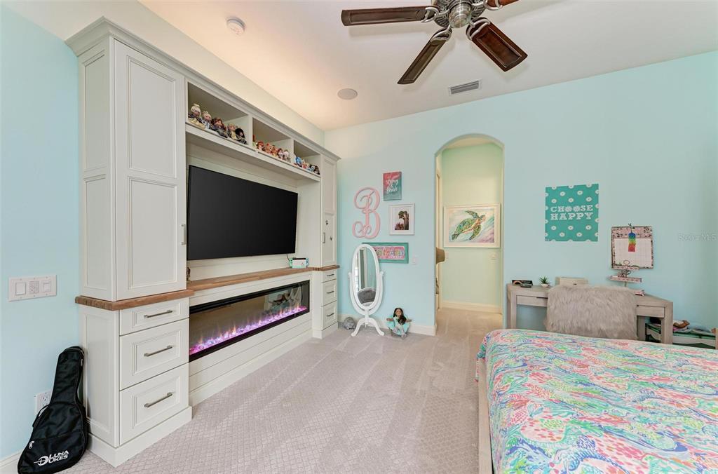 FOUNDERS CLUB - Residential