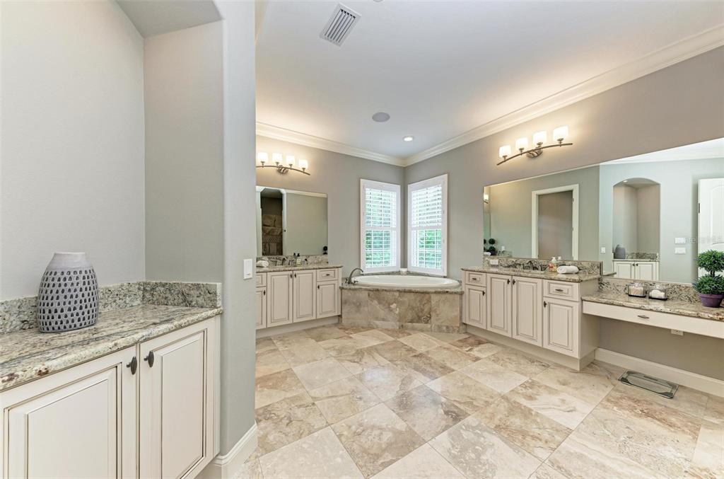 FOUNDERS CLUB - Residential