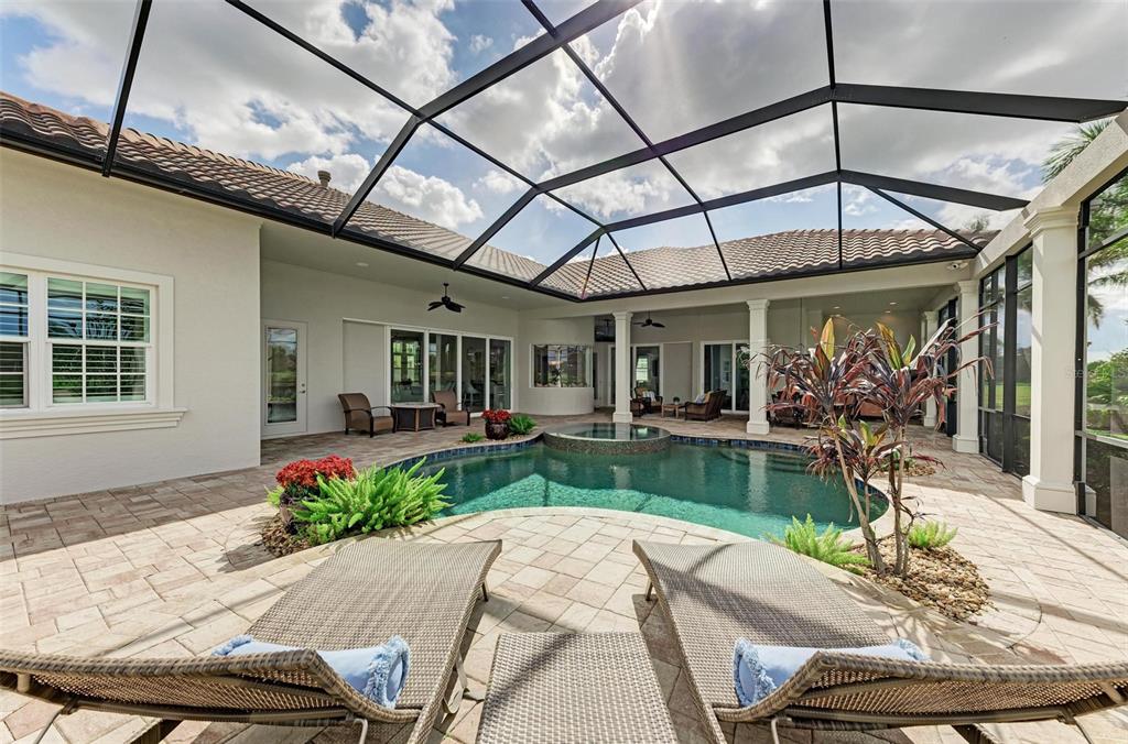 FOUNDERS CLUB - Residential