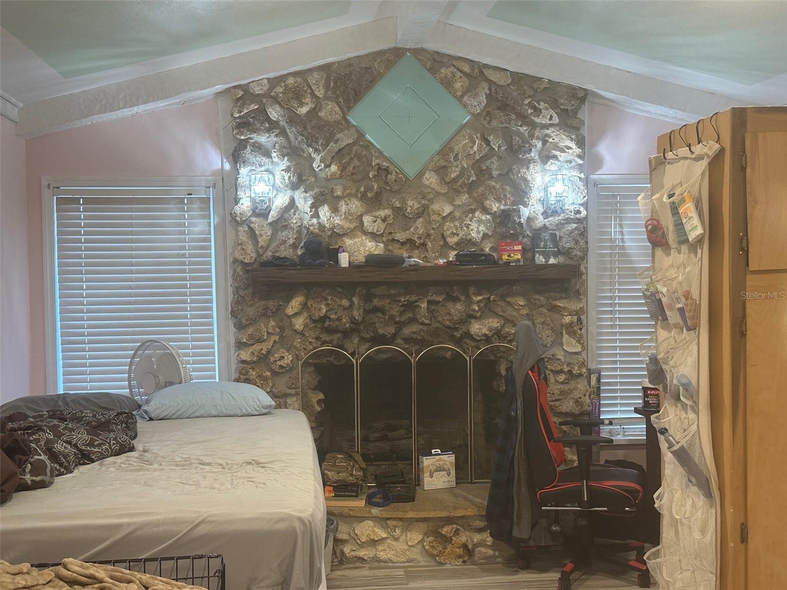 ISLAND LAKE ESTATE - Residential