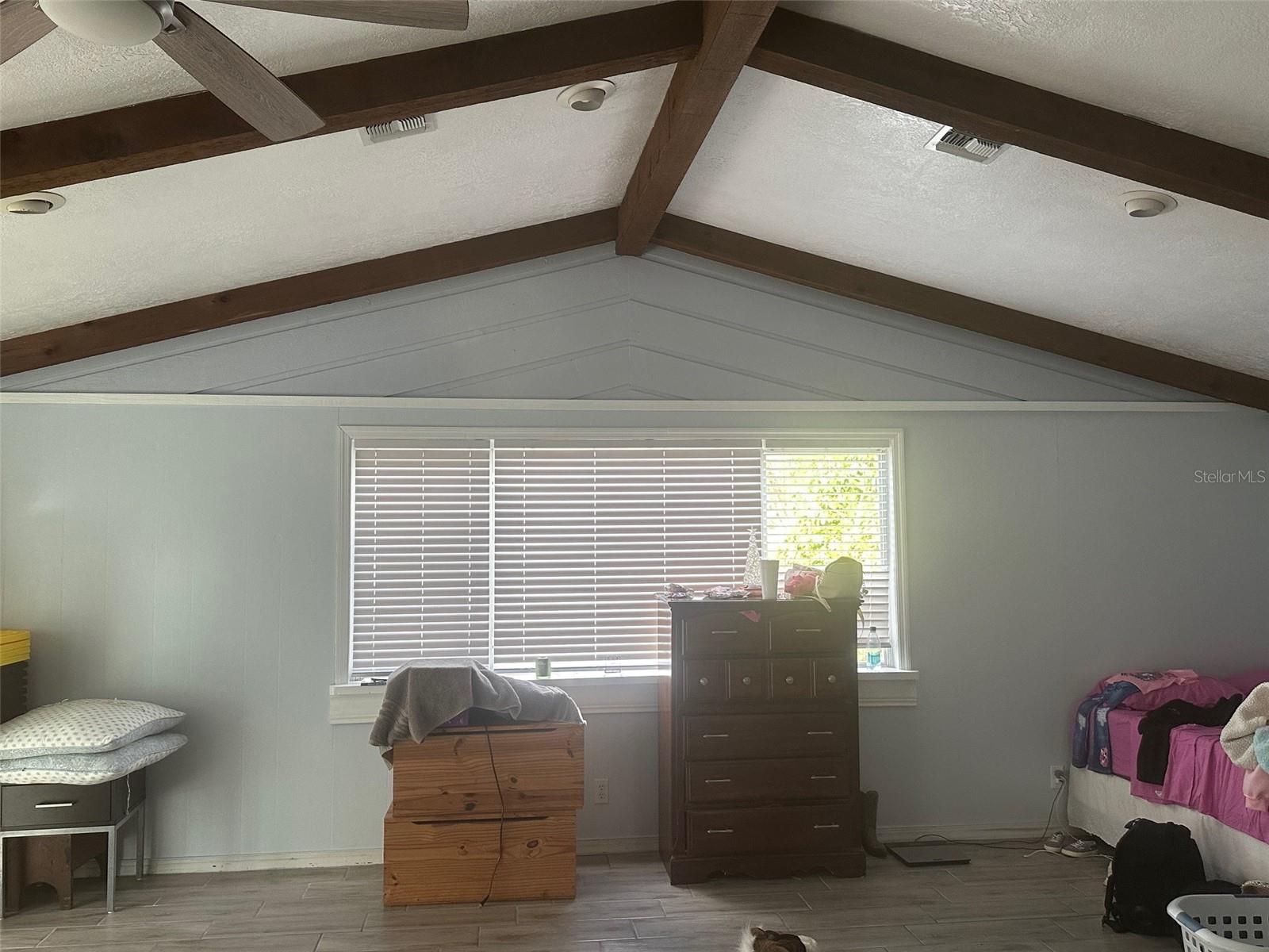 ISLAND LAKE ESTATE - Residential