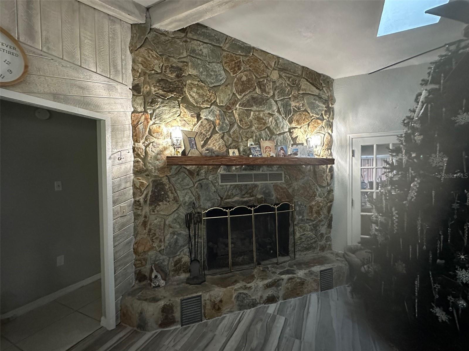 ISLAND LAKE ESTATE - Residential