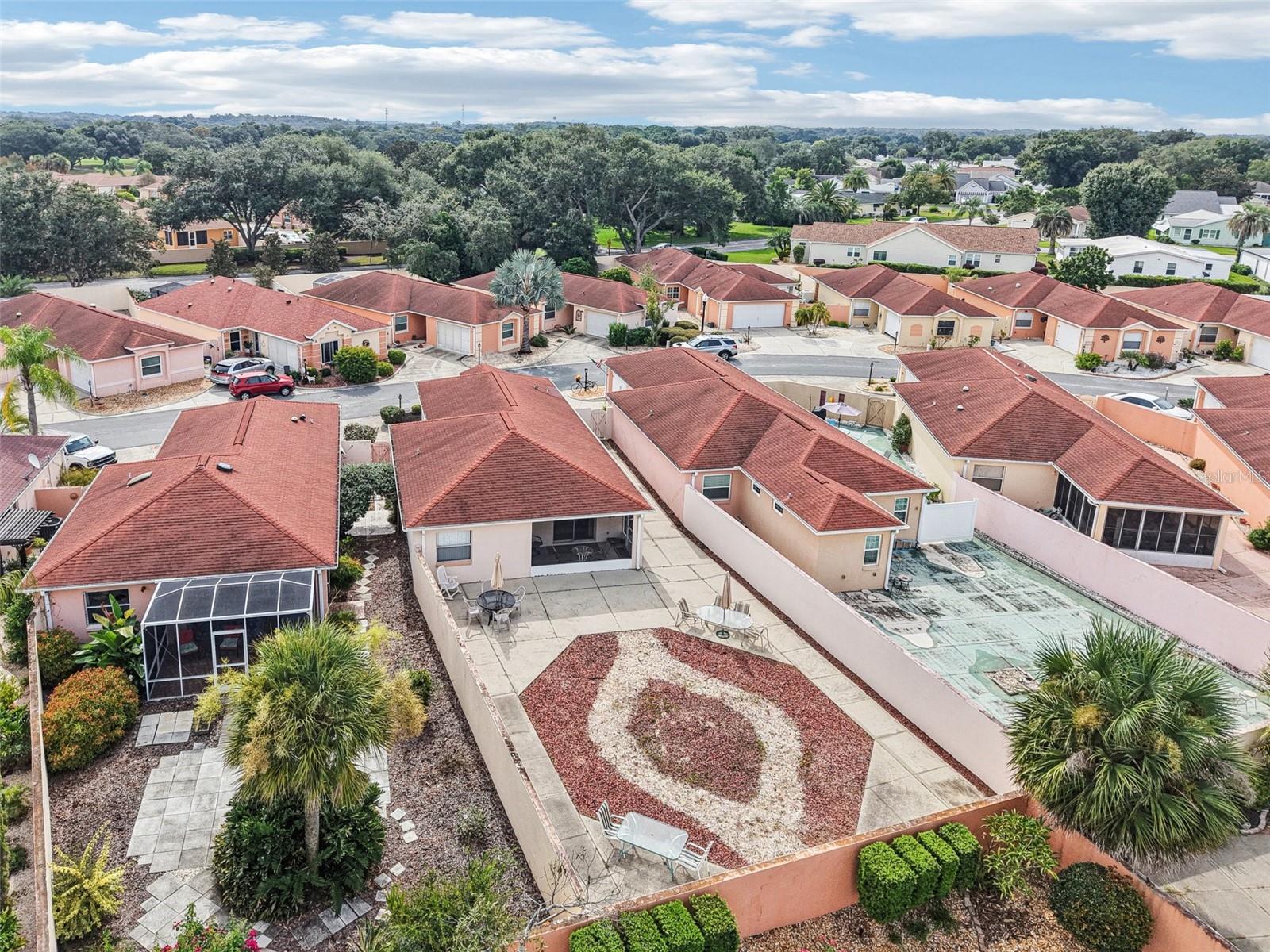 LADY LAKE ORANGE BLOSSOM GARDENS HACIENDA VILLAS - Residential