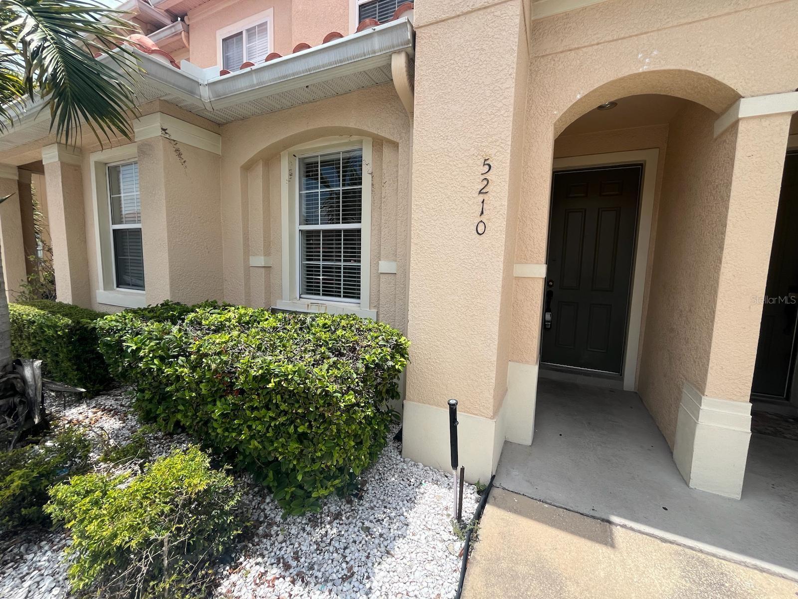 BEAUTIFUL 3 BEDROOM, 3 FULL BATHROOM TOWNHOME IN GATED COMMUNITY. PERFECT FOR SHORT OR LONG TERM RENTALS!!. CENTRALLY LOCATED TO MAJOR THEME PARKS, SHOPPING MALLS, HOSPITALS, HIGHWAYS AND MUCH MORE