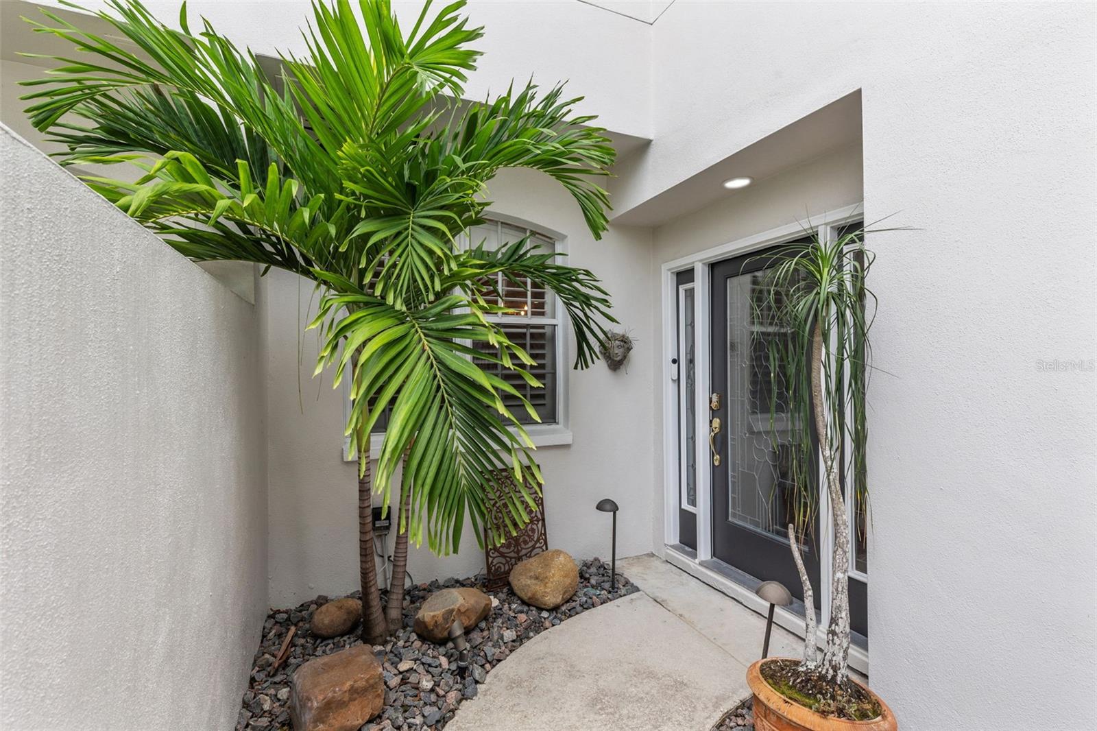 210 S LINCOLN AVENUE