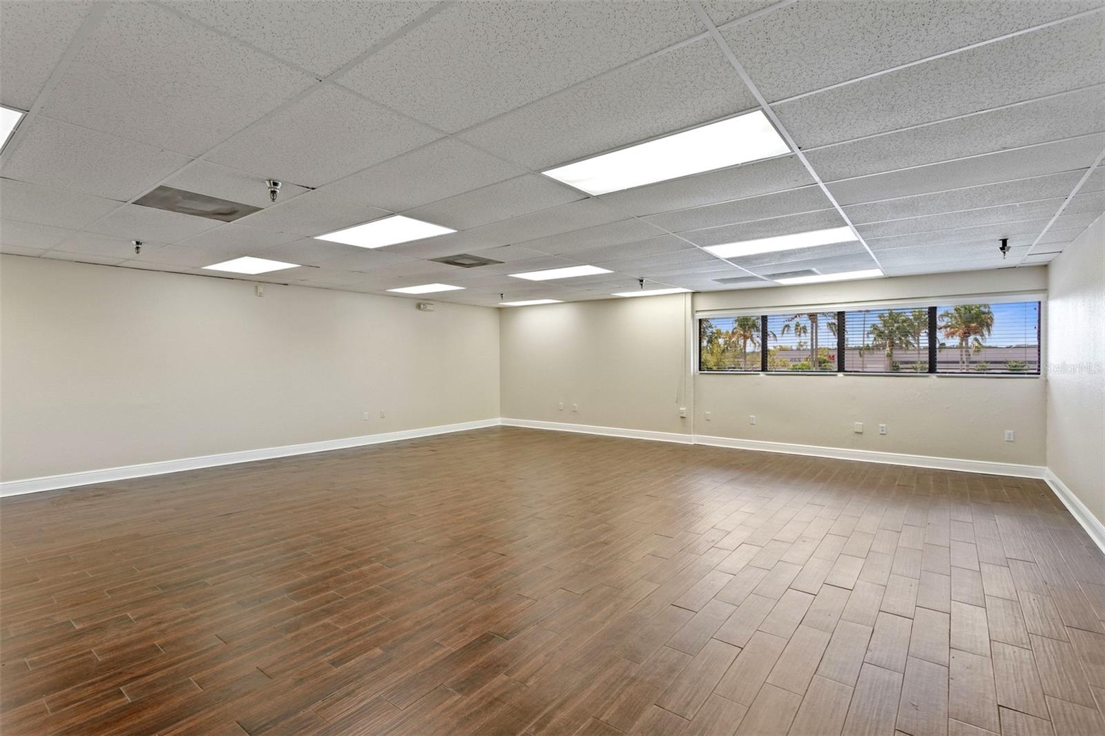 HOFFNER COMMERCE CENTER - Commercial Lease