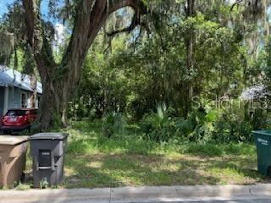 VACANT LOT CLOSE TO DOWNTOWN AND ALL THE ACTIVITIES-RESTAUARANTS AND SHOPPING.