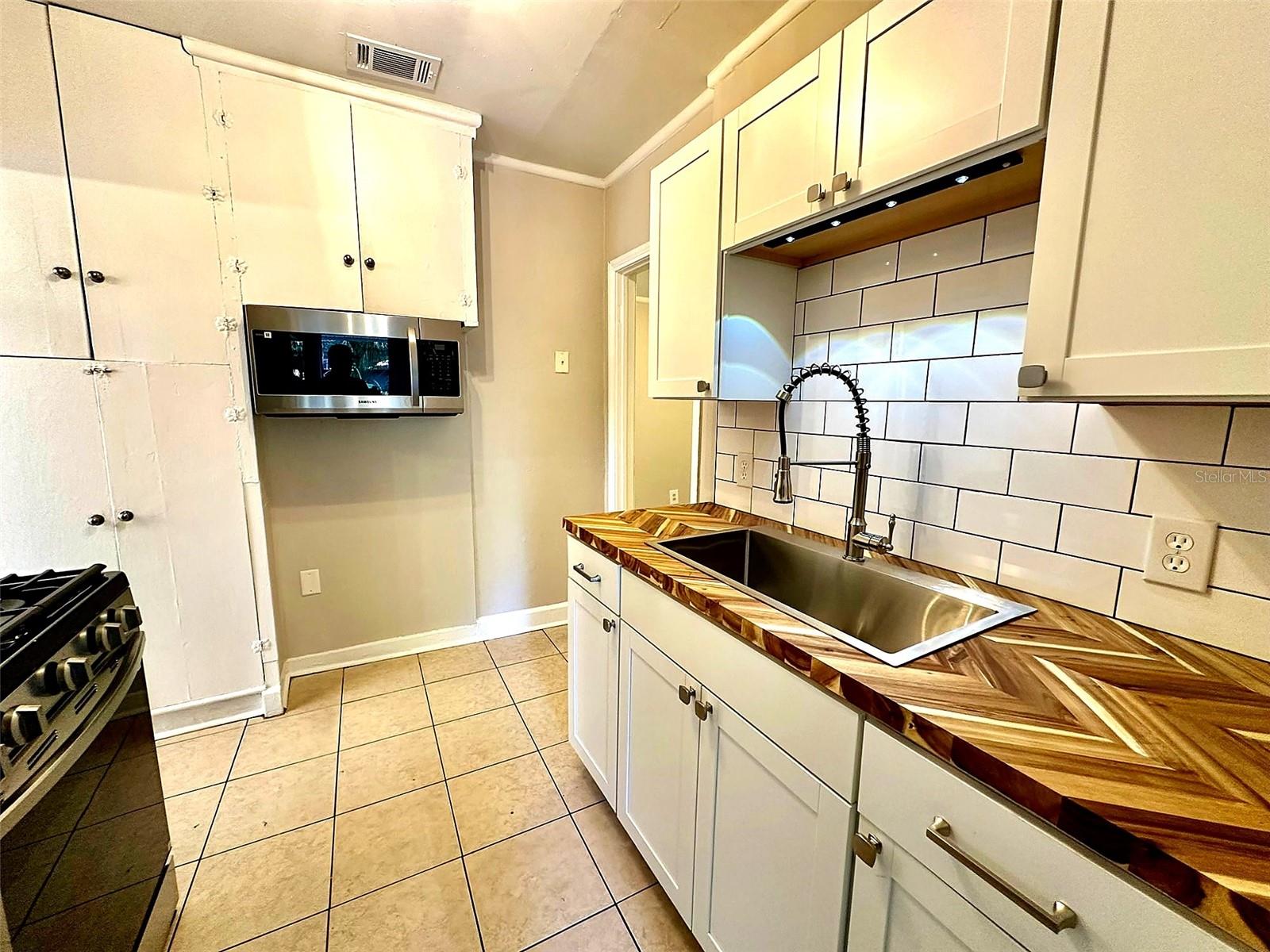 DOIG & ROBERTSONS ADDN-W R THOMAS - Residential