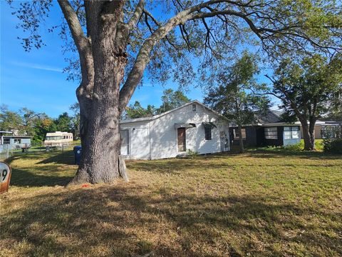 A home in AUBURNDALE