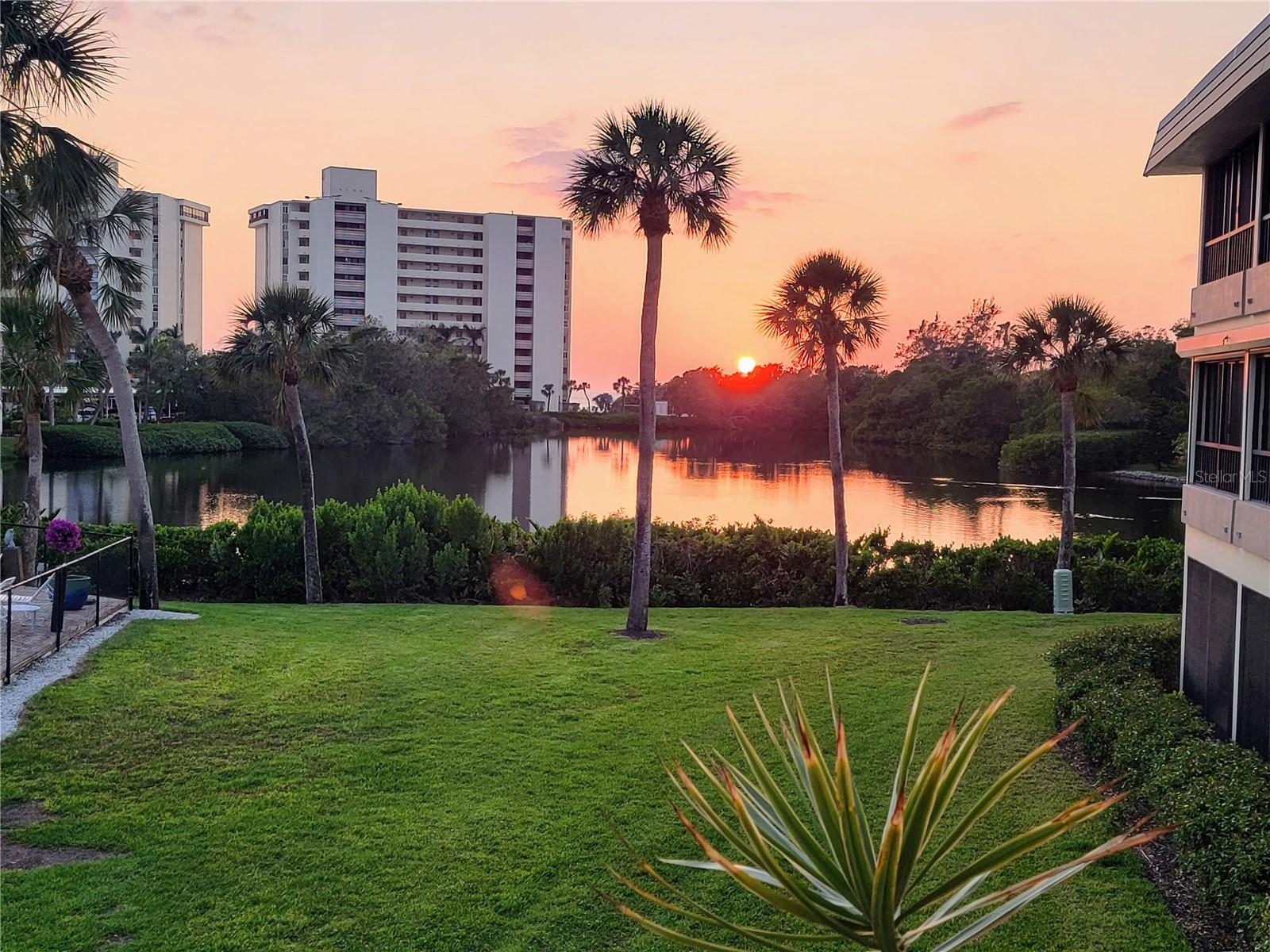 WHISPERING SANDS - Residential