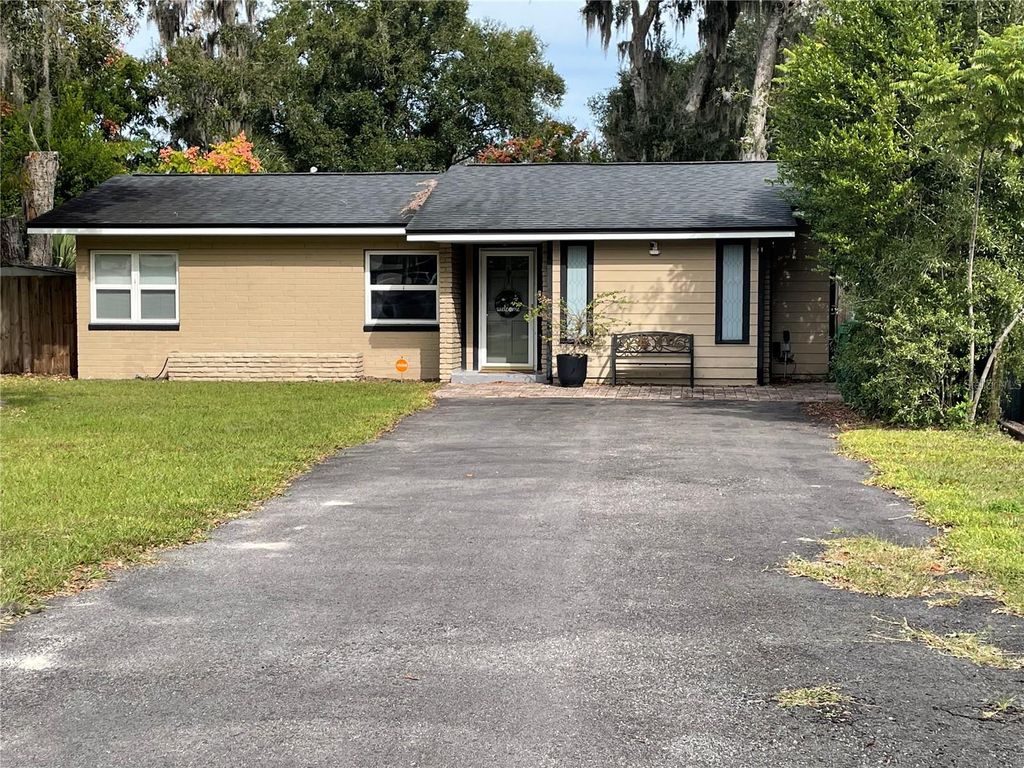 Photo of 715 W Pennsylvania Avenue, Deland, FL 32720 (MLS # V4945782)