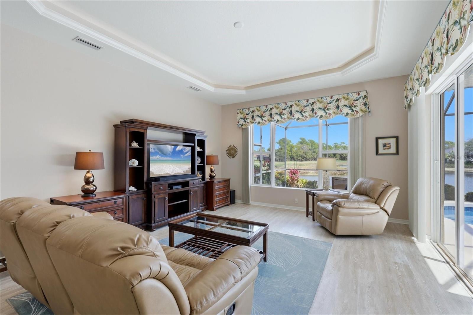 PELICAN POINTE GOLF & COUNTRY CLUB - Residential