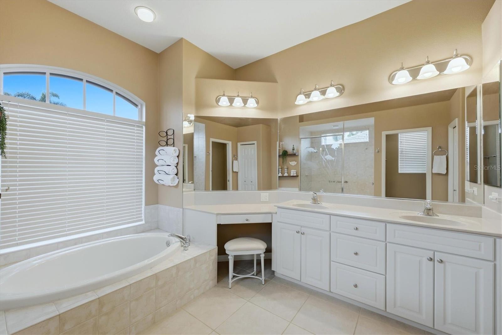 PELICAN POINTE GOLF & COUNTRY CLUB - Residential