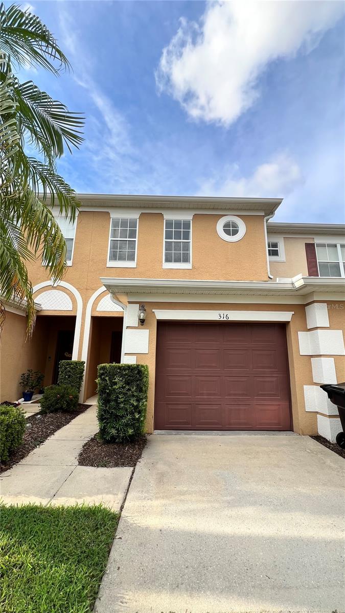 IMPECABLE 2 BEDS 2.5 BATHS TOWNHOUSE ON A GATED COMMUNITY.