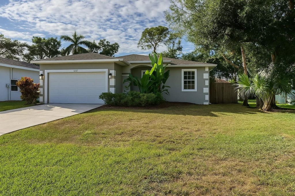 Photo of 2017 17th Avenue W, Bradenton, FL 34205 (MLS # O6326946)