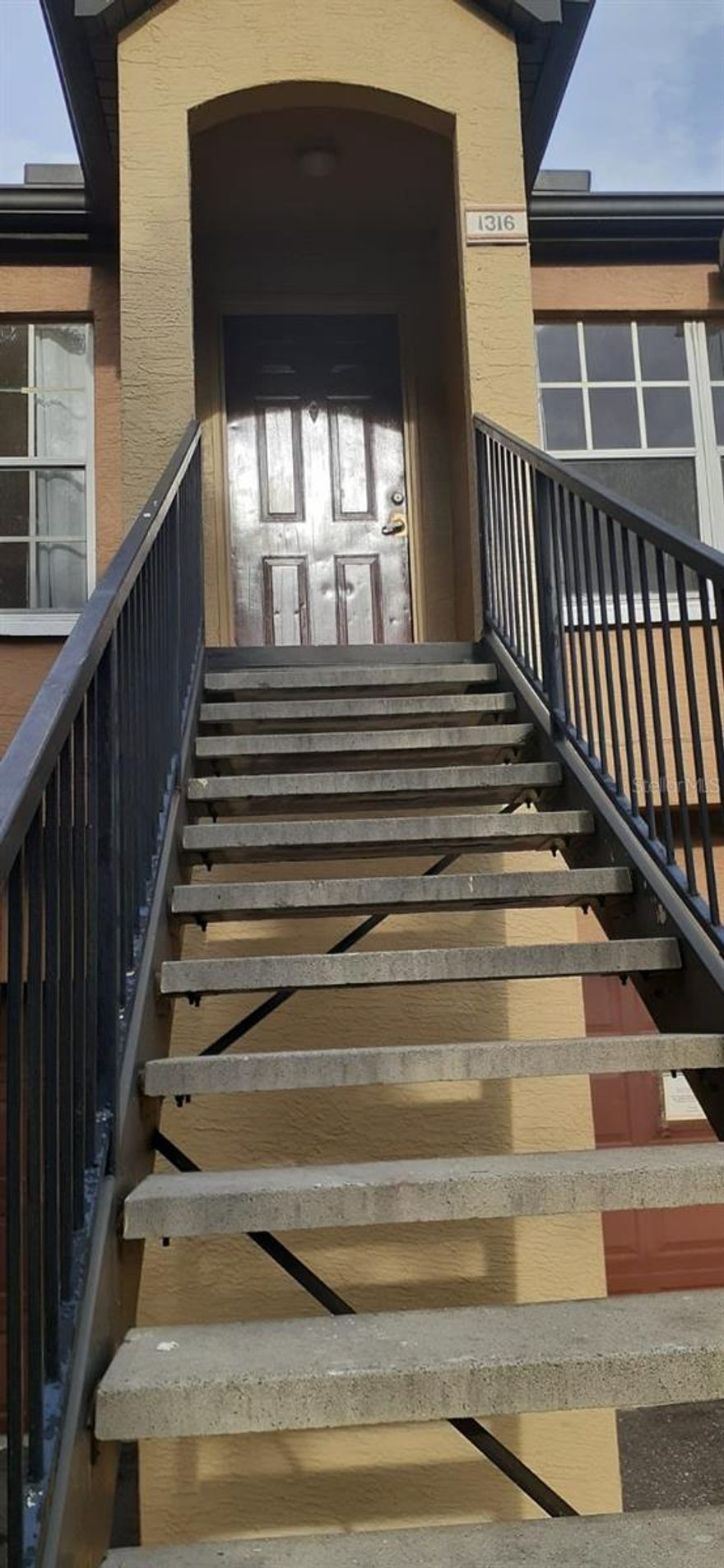 Lovely 1 bedroom 1 bathroom unit located in the heart of Metrowest, in the Azur community. This unit features stainless steel appliances and has a washer/dryer inside for added convenience. Azur at MetroWest is a gated community with a pool, fitness center and more. Near shops, restaurants and Valencia College.