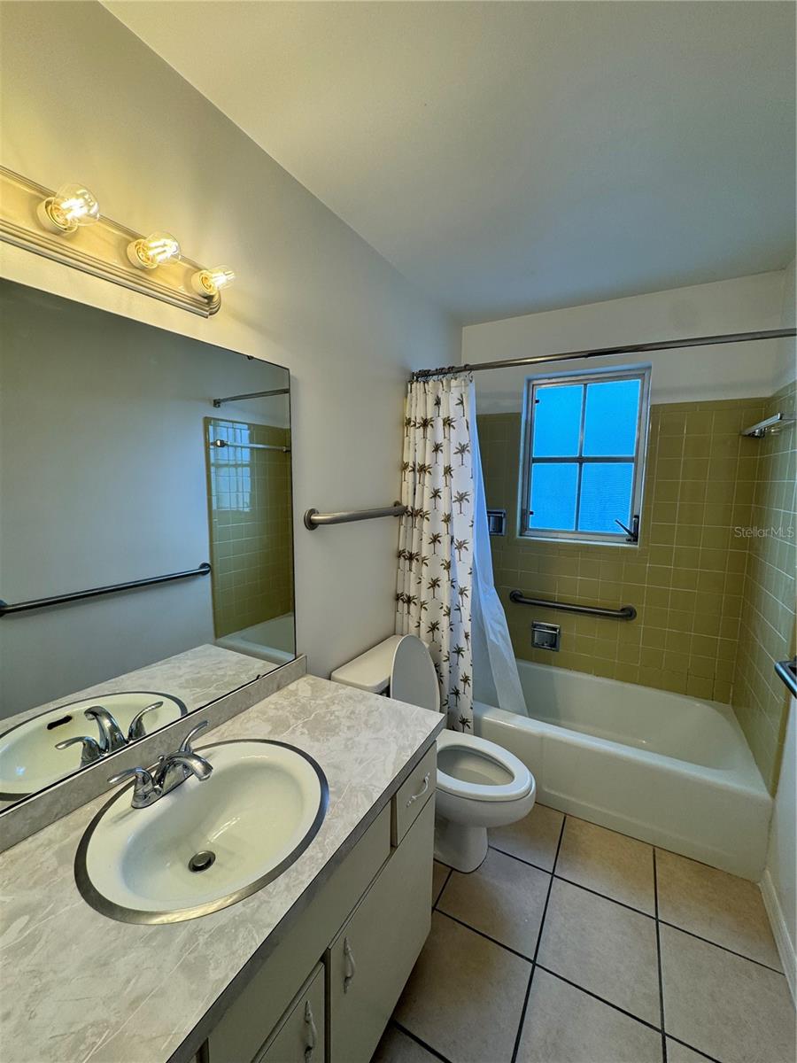 PINELOCH LAKE APTS - Residential