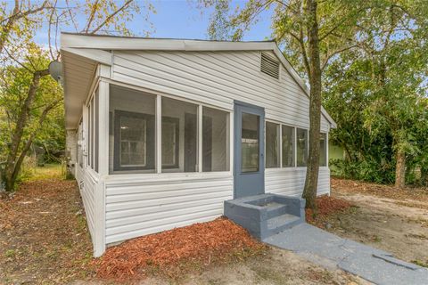 A home in HAWTHORNE