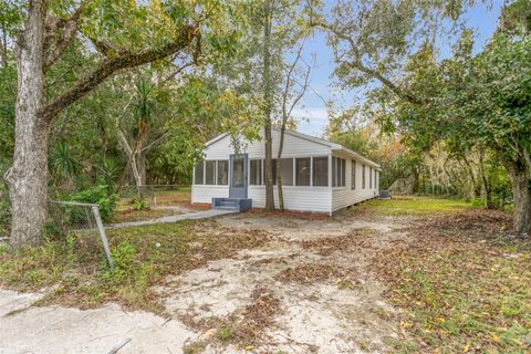 A home in HAWTHORNE