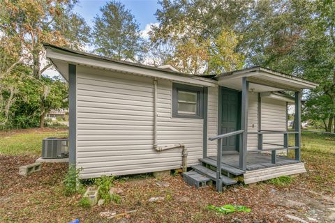 A home in HAWTHORNE