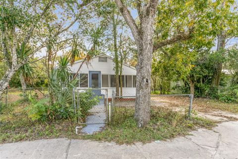 A home in HAWTHORNE