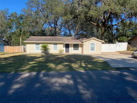 Photo of 11585 SE 129th Lane, Ocklawaha, FL 32179 (MLS # G5105394)