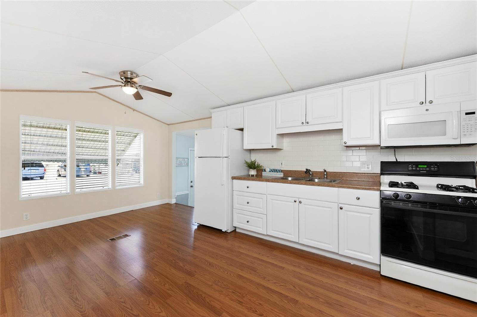 HOLIDAY TRAVEL PARK ENGLEWOOD - Residential