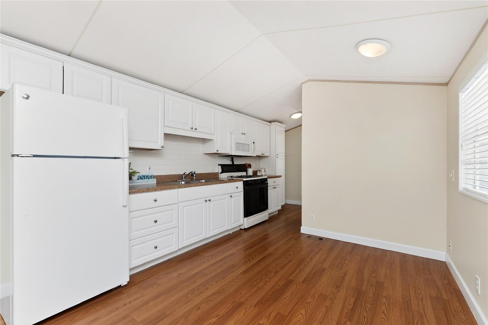 HOLIDAY TRAVEL PARK ENGLEWOOD - Residential