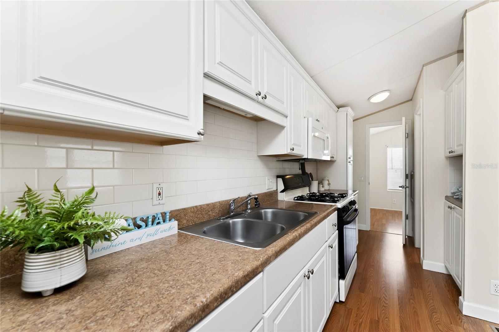 HOLIDAY TRAVEL PARK ENGLEWOOD - Residential