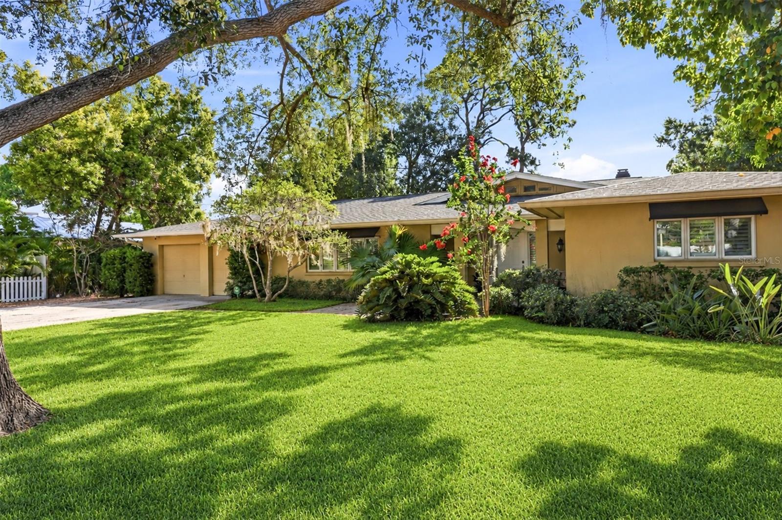 1041 CITRUS AVENUE