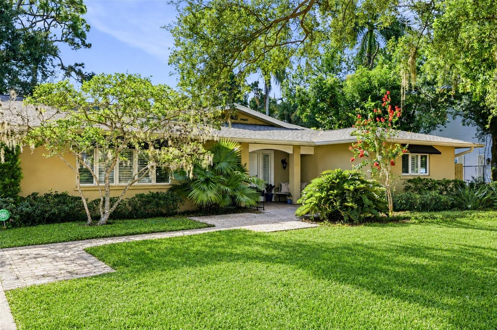 1041 CITRUS AVENUE