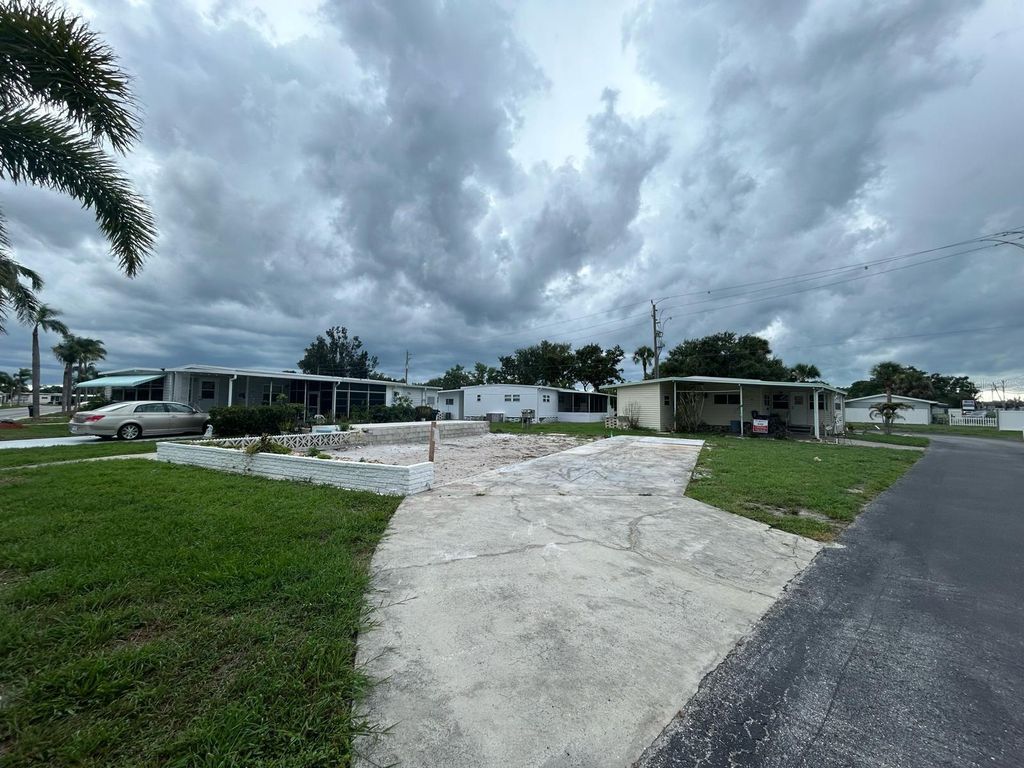 Photo of 5302 Chateau Lane, Bradenton, FL 34207 (MLS # A4655721)