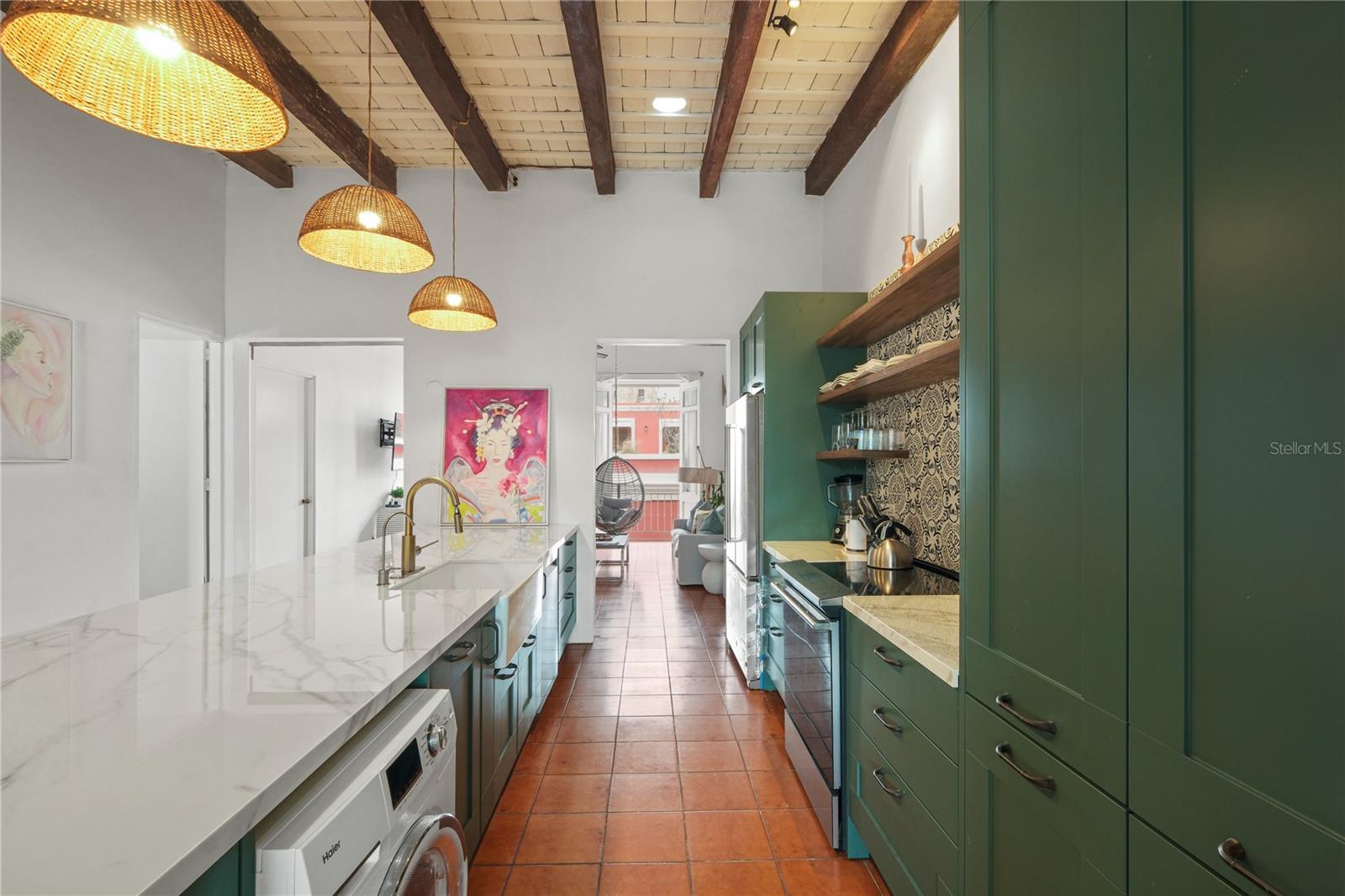 358 CALLE LUNA