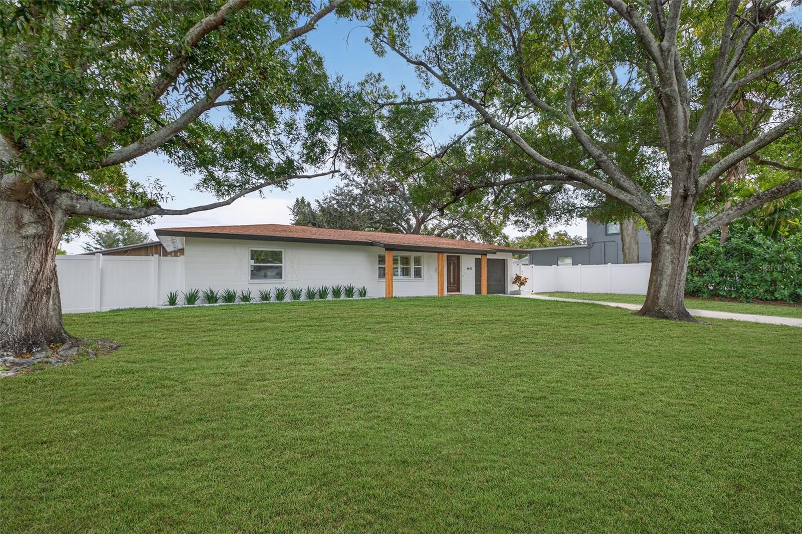 CRISP MANOR - Residential