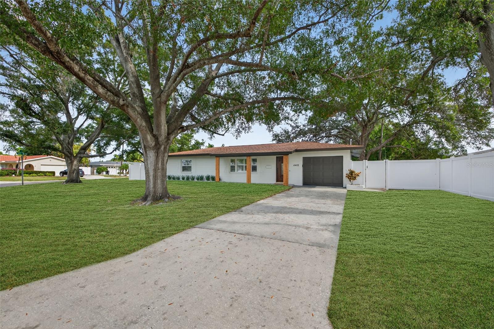 CRISP MANOR - Residential