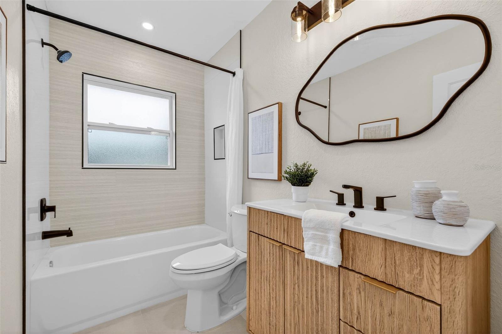 CRISP MANOR - Residential