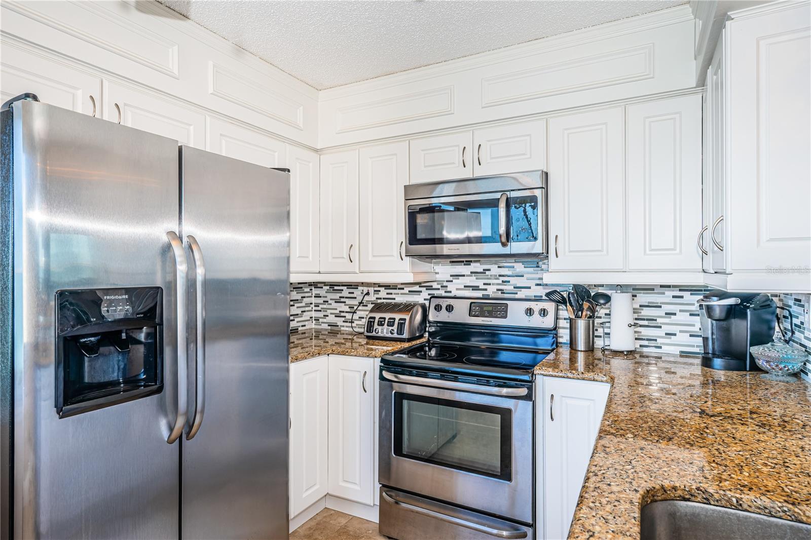 LA PUERTA DEL SOL CONDO - Residential