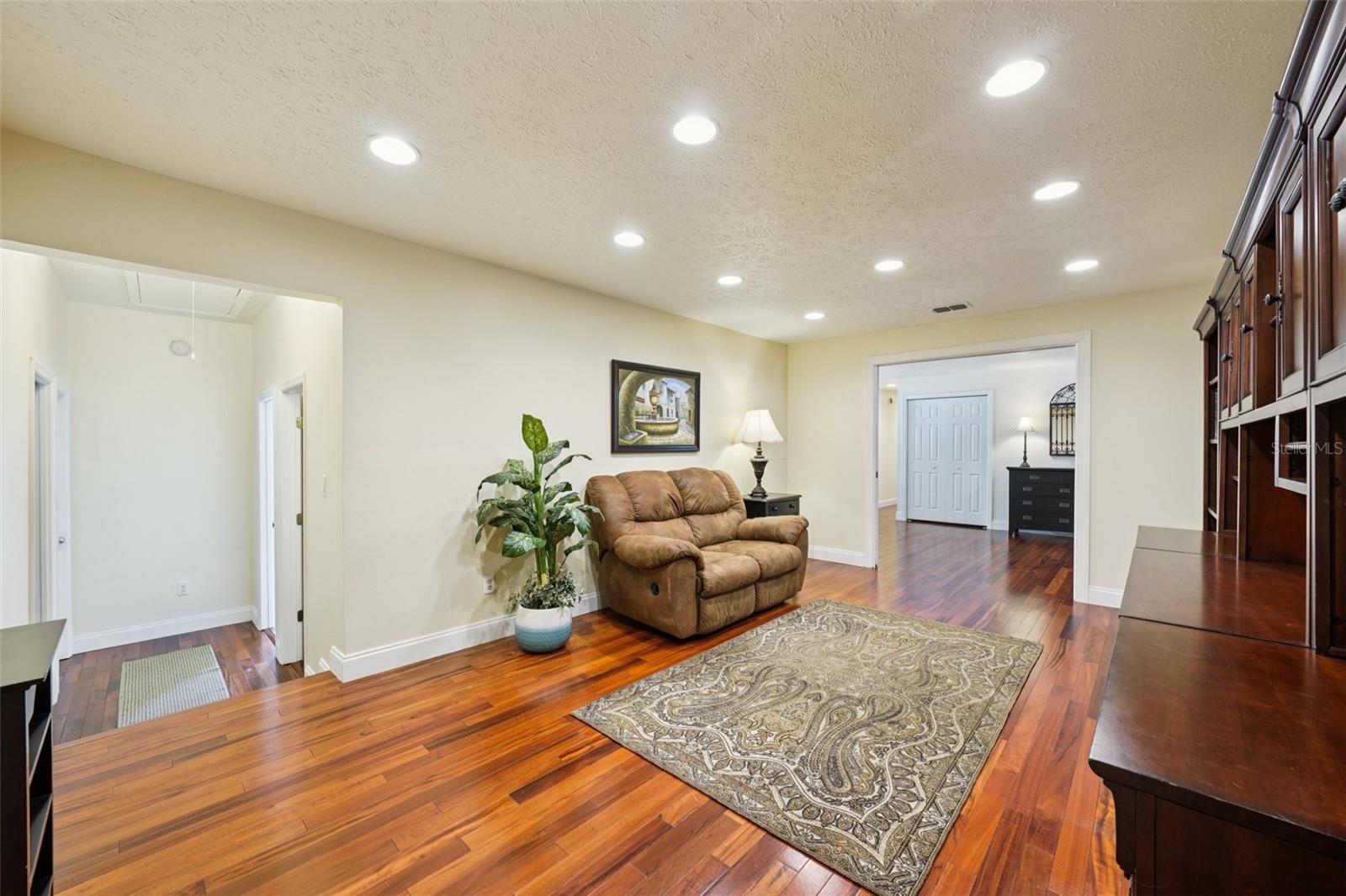 25238 BUNTING CIRCLE