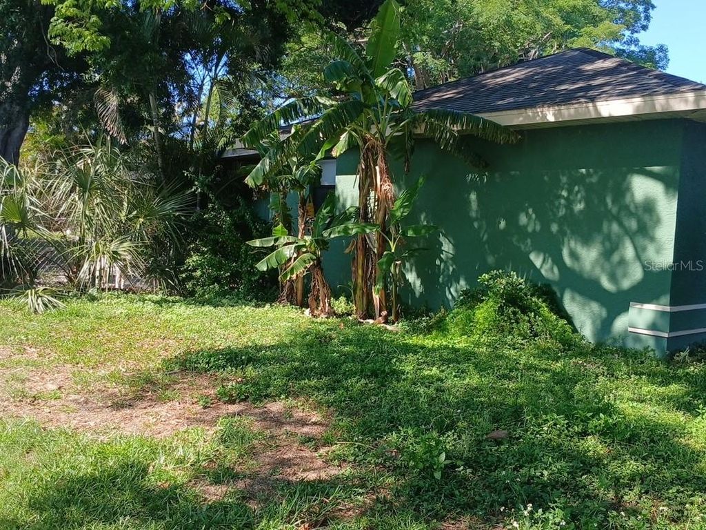 Photo of 1104 67th Avenue W, Bradenton, FL 34207 (MLS # A4690641)