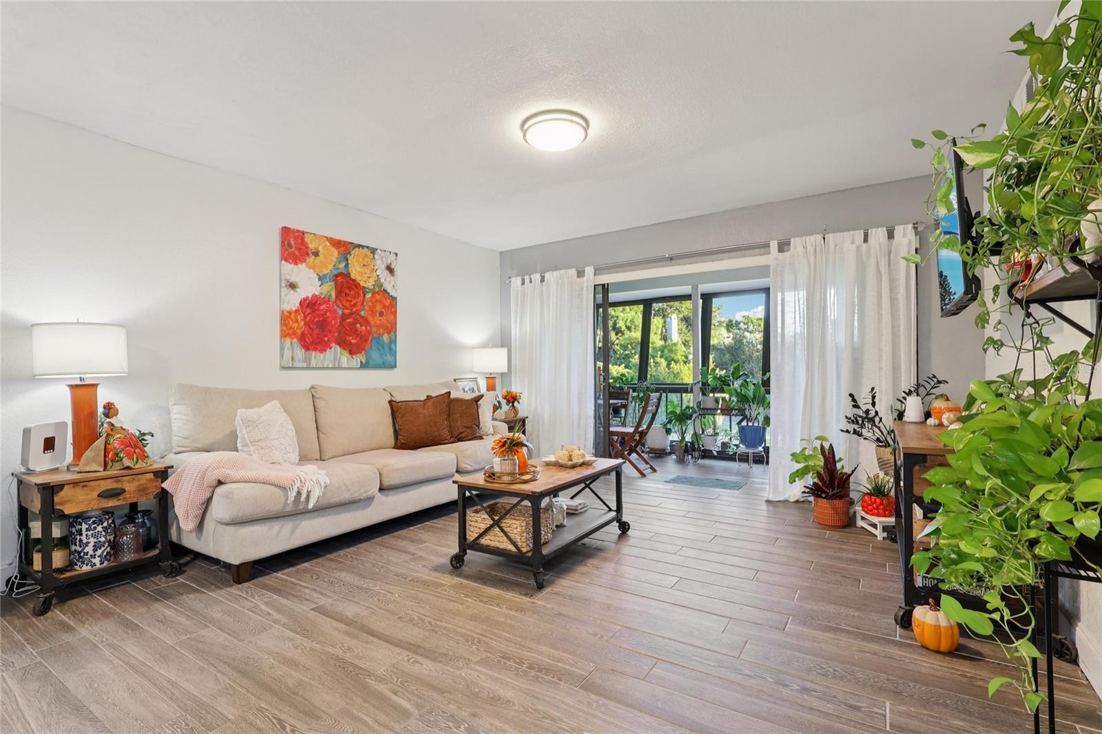 LA CASA CONDO - Residential