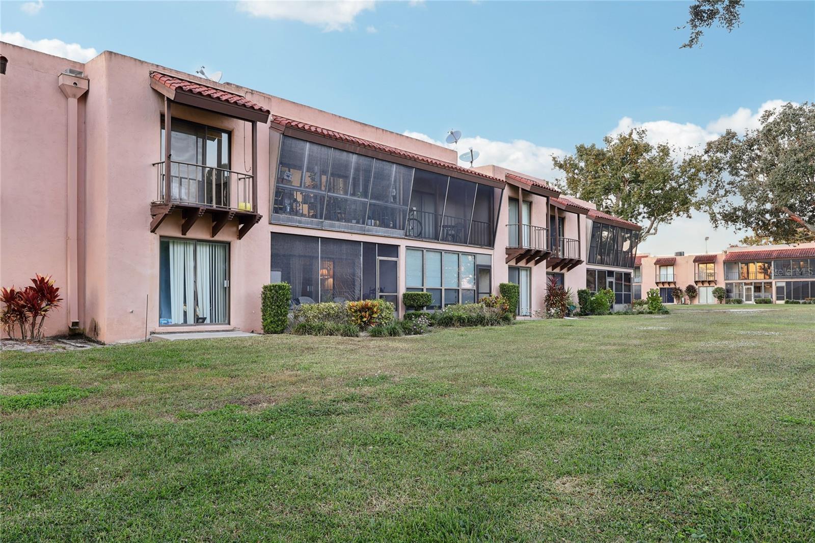 LA CASA CONDO - Residential