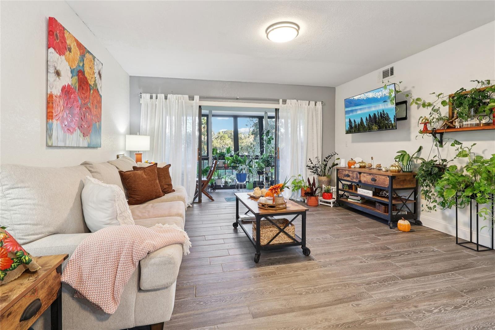 LA CASA CONDO - Residential