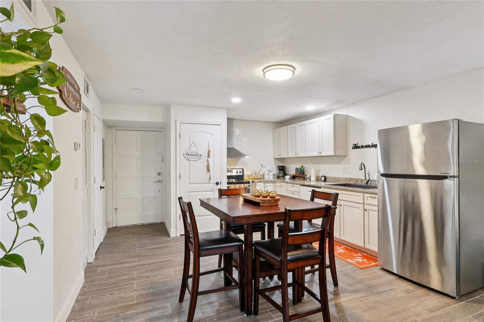 LA CASA CONDO - Residential