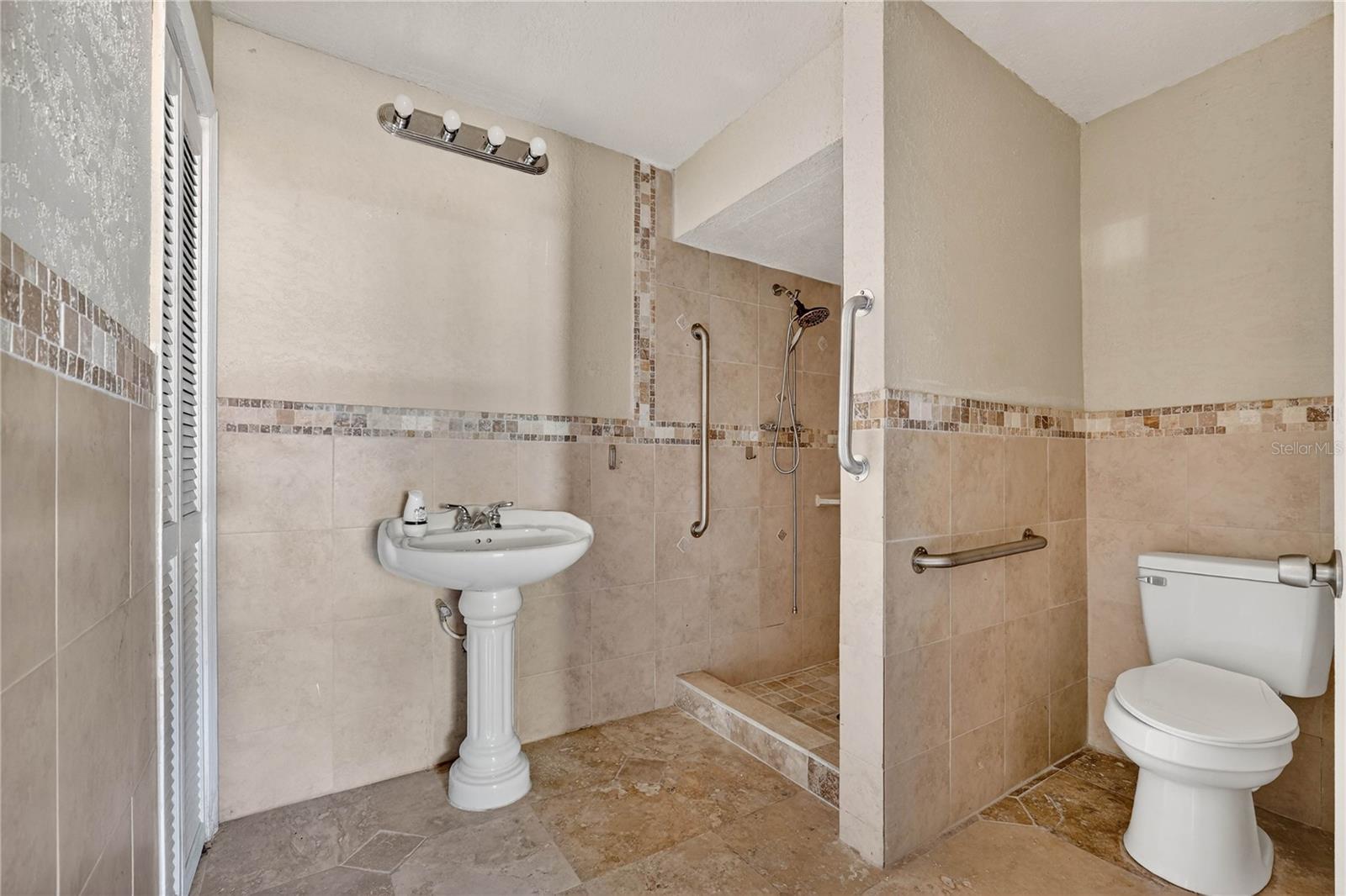 LAKE SIDE TERRACE - Residential