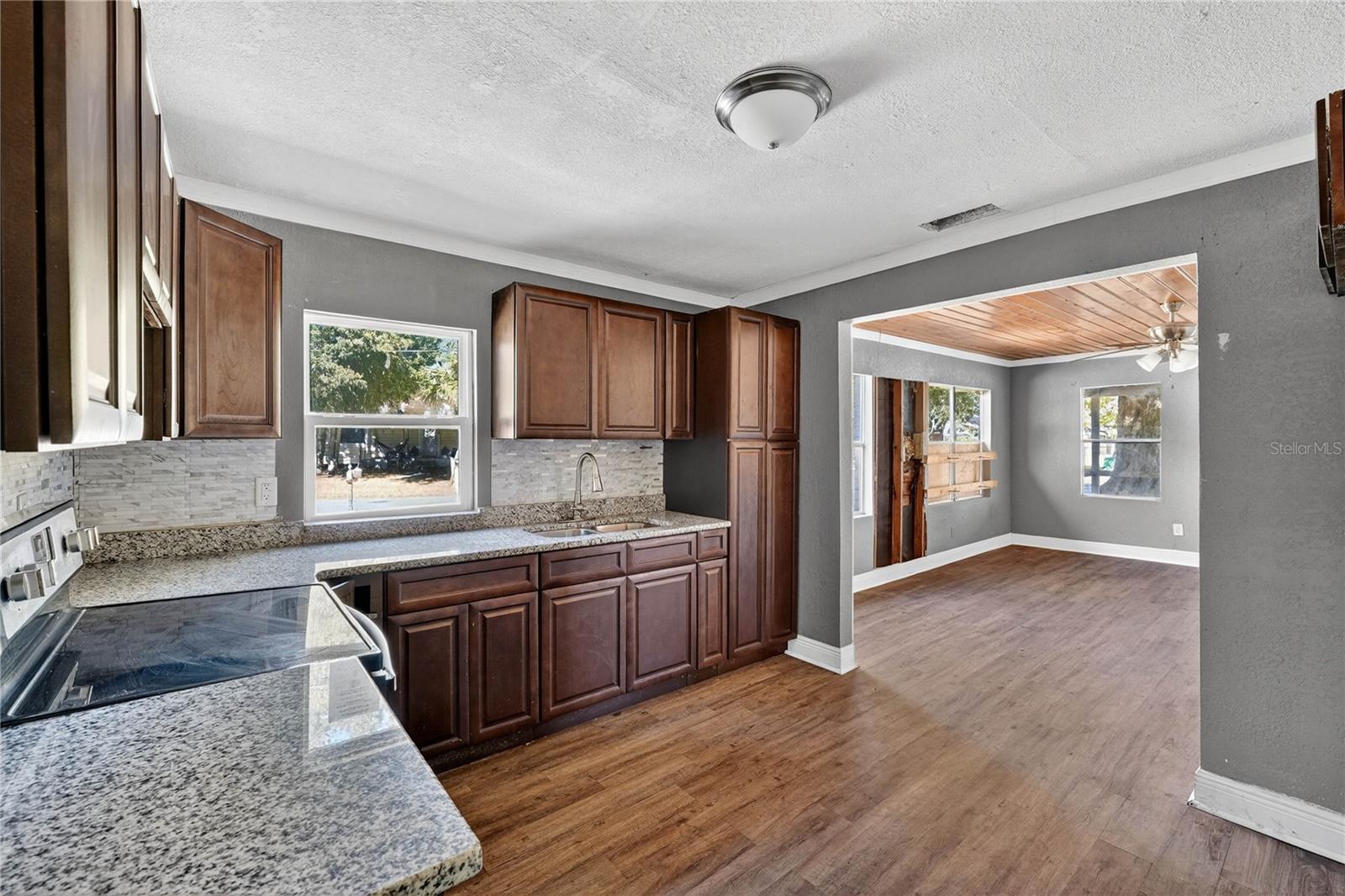 LAKE SIDE TERRACE - Residential