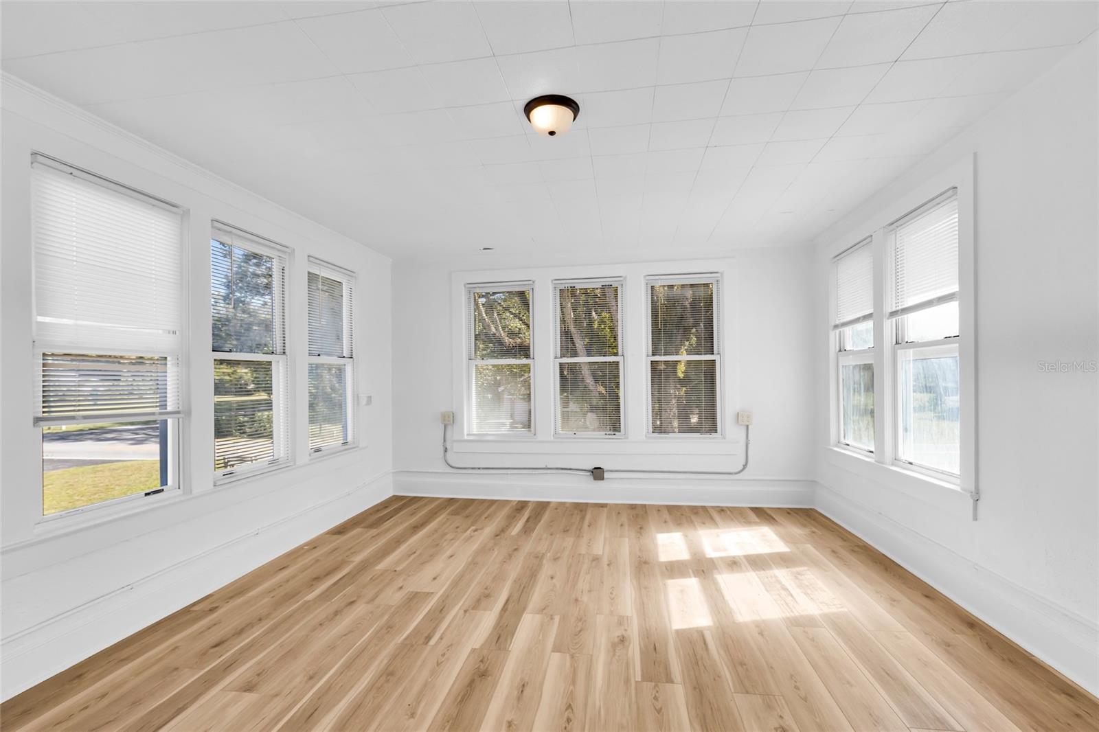 GRAPELAND TERRACE - Commercial Sale