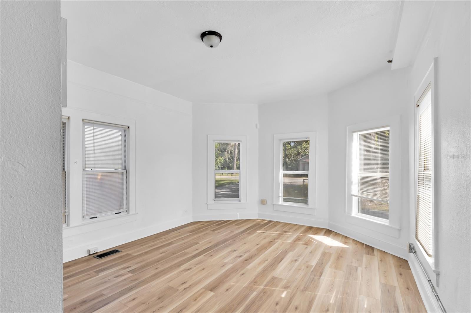 GRAPELAND TERRACE - Commercial Sale