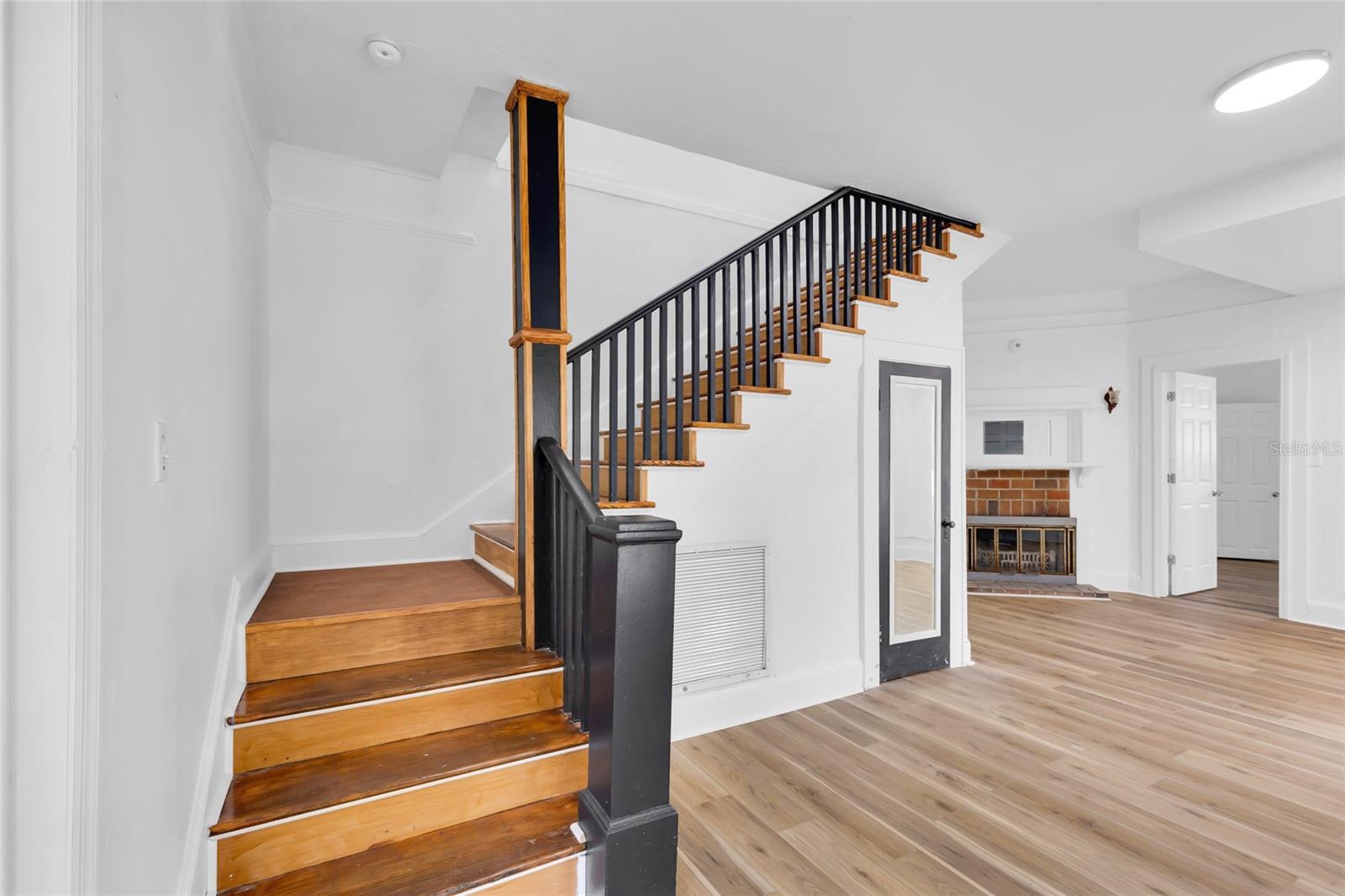 GRAPELAND TERRACE - Commercial Sale