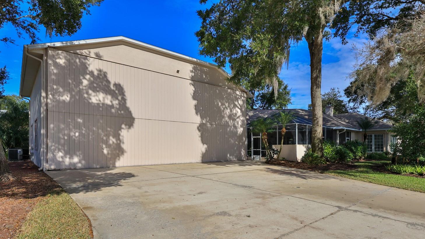 SPRUCE CREEK FLY IN - Residential